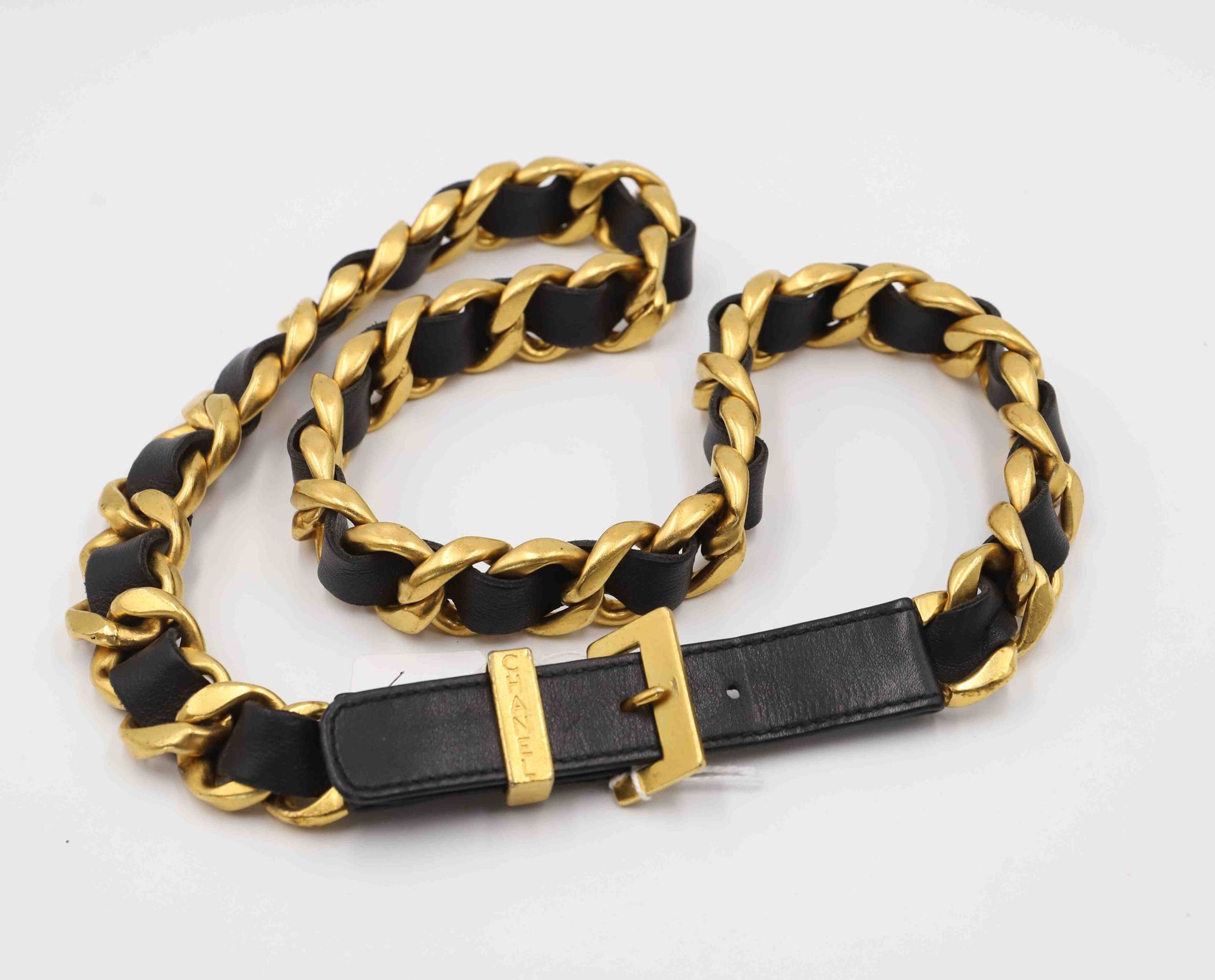 Null Cinturón CHANEL
Cuero y cadena de metal dorado
Tamaño: 80