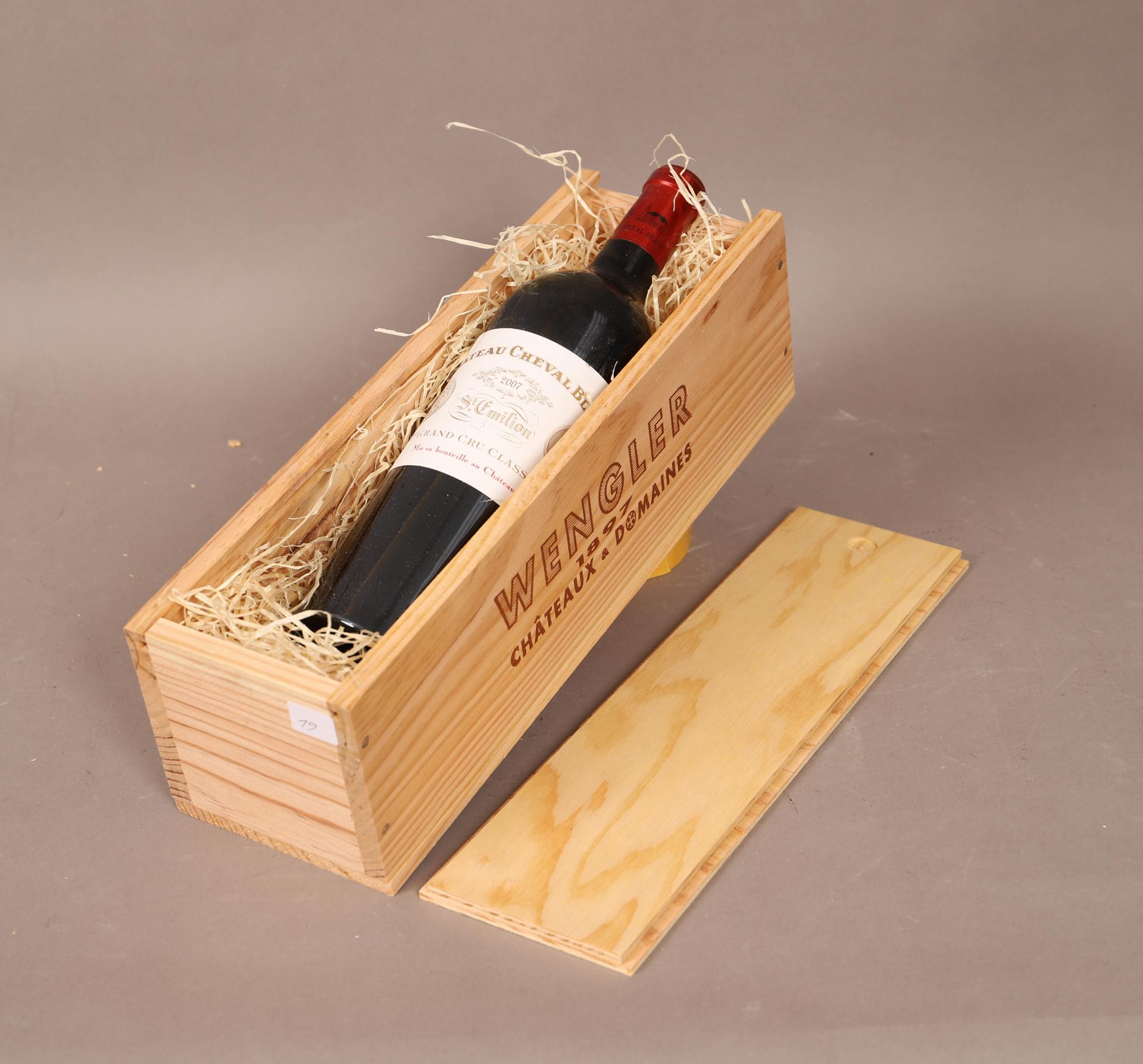 Null Château Cheval Blanc (x1)

1st GCC

Saint-Emilion

2007

Wooden box - Wengl&hellip;