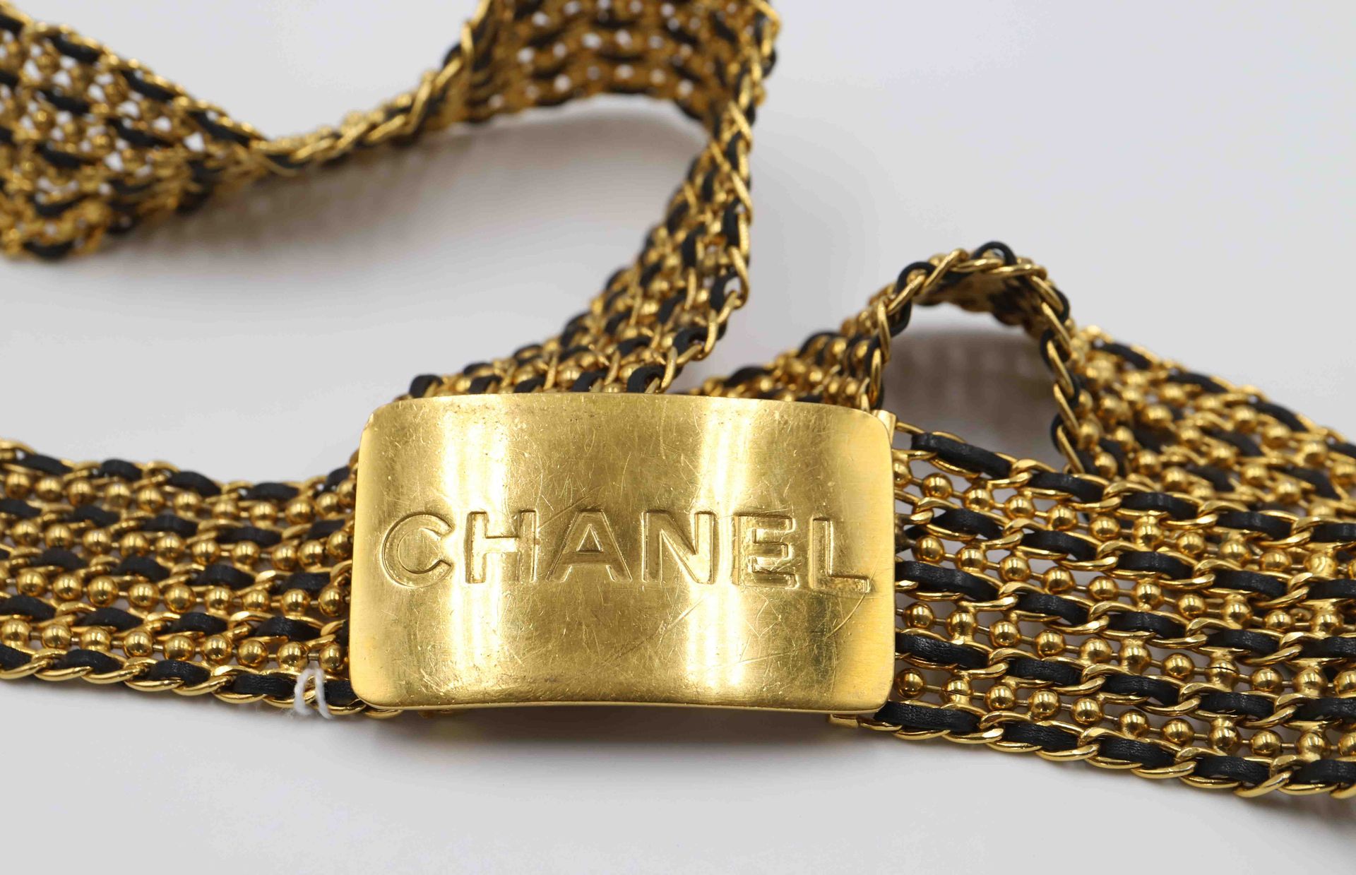 CHANEL belt Chain in gilded metal and black leather net…