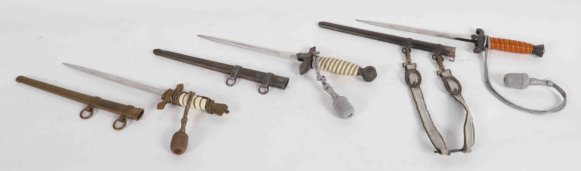 Null 一套3把德国空陆海匕首

制造商 Seigfried Eckhorn

带挂绳和搭扣

德国1930-1945年