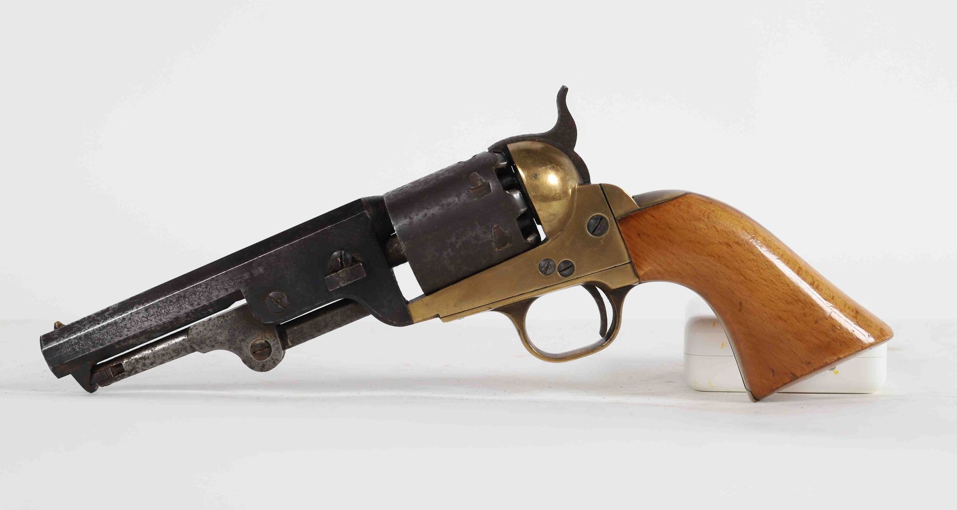 Null Revolver 6 Schuss Navy Mod 1851

Beschläge aus Kupfer, Schaft aus Holz

Kal&hellip;