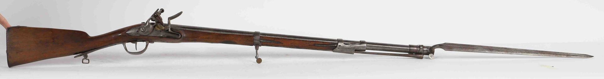 Null 1777型燧发枪，带刺刀--钢制装饰，刺刀上的颊托，印有心形和冠状H。

可能是瑞士