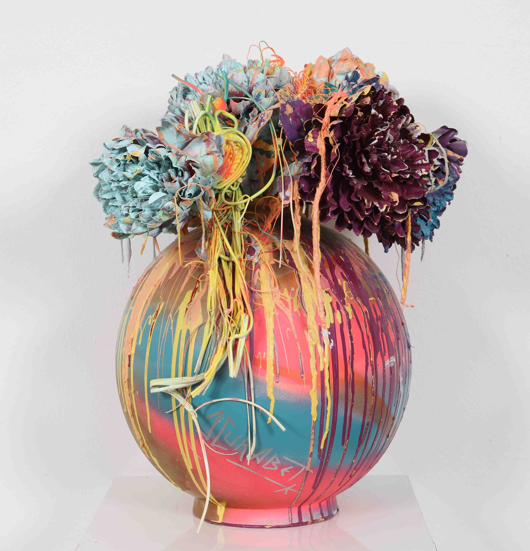 Null 让-吕克-库拉贝（生于1963年） 
法国视觉艺术家 
花瓶上有 "牡丹花束 "的签名 
尺寸：高：54；宽：36厘米
