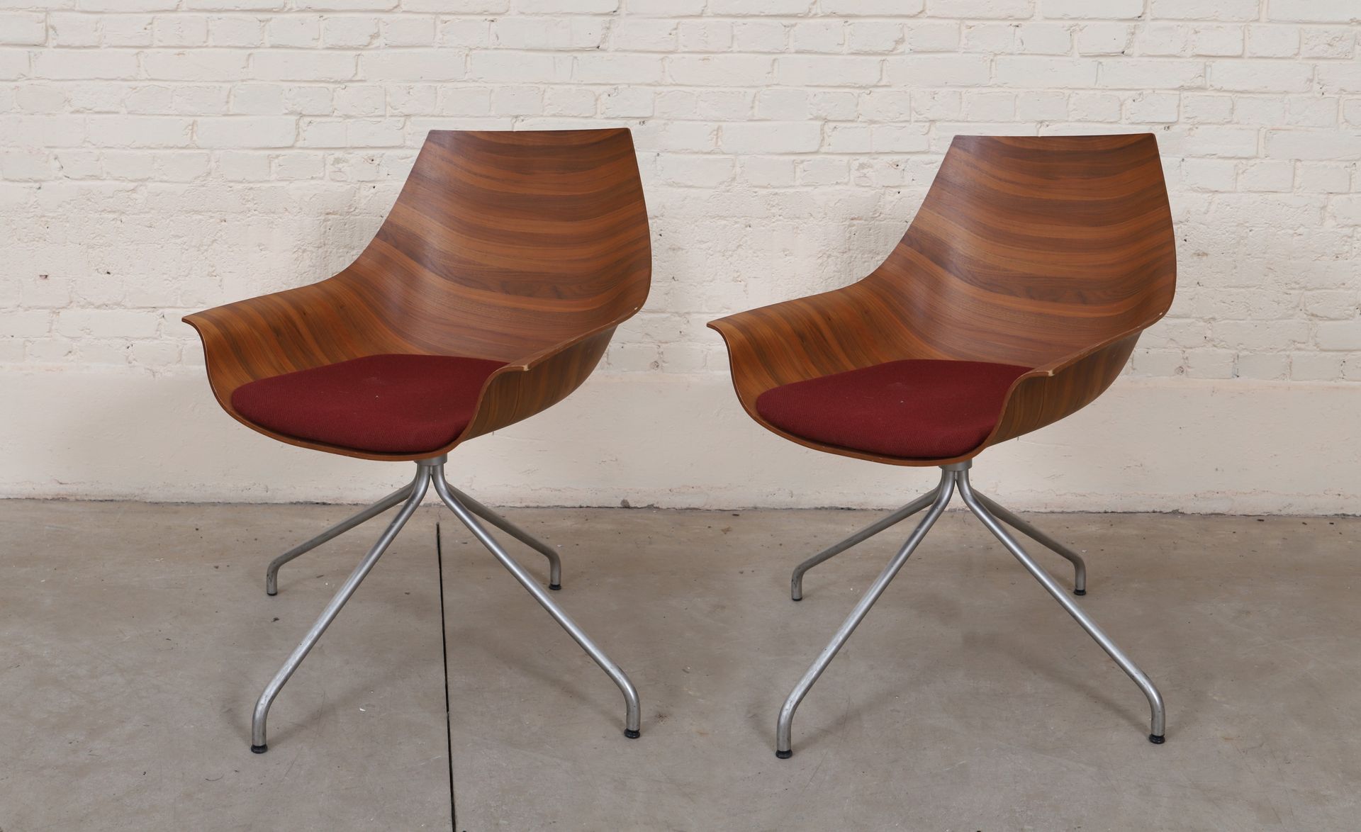 Null 奥斯特瓦尔德和诺尔丁的COX椅--拉帕尔马版 
多层胡桃木材质，一对转椅，外壳呈弧形，座椅为酒红色织物，靠在四个拉丝不锈钢腿上。 
该模型在2005年&hellip;
