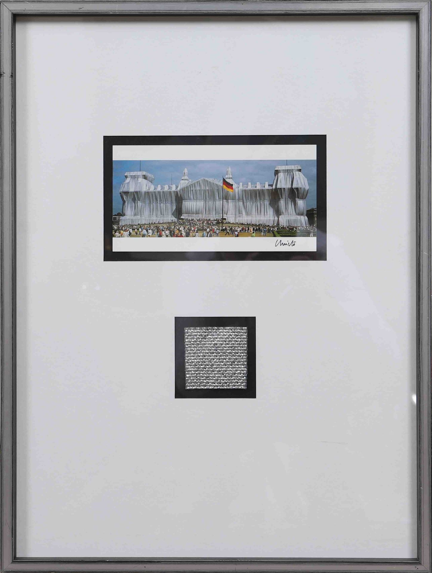 Null CHRISTO 
"被包裹的德国国会大厦"。 
有签名的原始照片和用于覆盖该建筑的原始帆布的碎片。 
20世纪 
带框架的尺寸：高：64；宽：48厘米