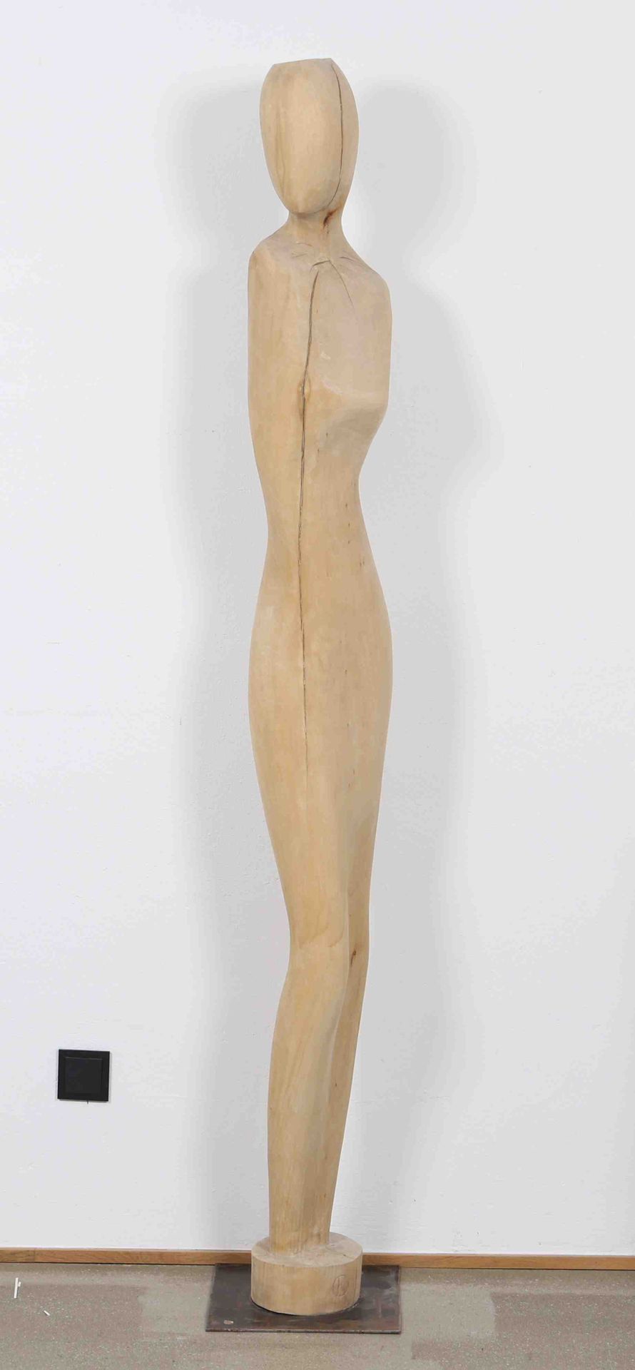 Null Kingsley Ogwara 
居住在卢森堡的尼日利亚艺术家 
木质纪念碑式雕塑，已签名 
尺寸：高：190厘米 
 
金斯利-奥格瓦拉1975年出&hellip;