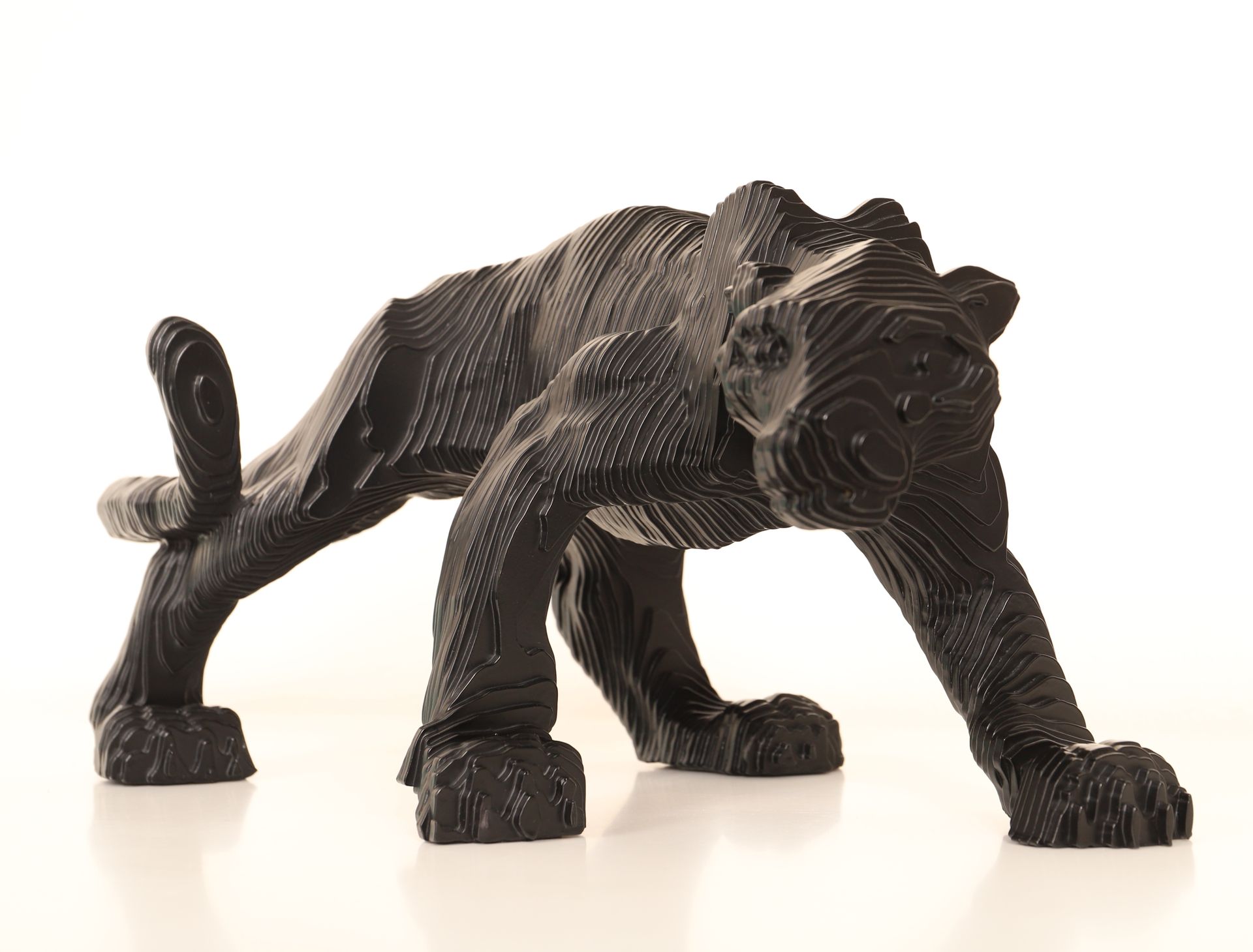 Null 米歇尔-奥蒂亚尔（生于1951年） 
法国艺术家和创始人 
黑色聚酯树脂雕塑，表现一只豹子，仿佛由几层组成。 
艺术家的证明，有签名 
尺寸：高：26&hellip;