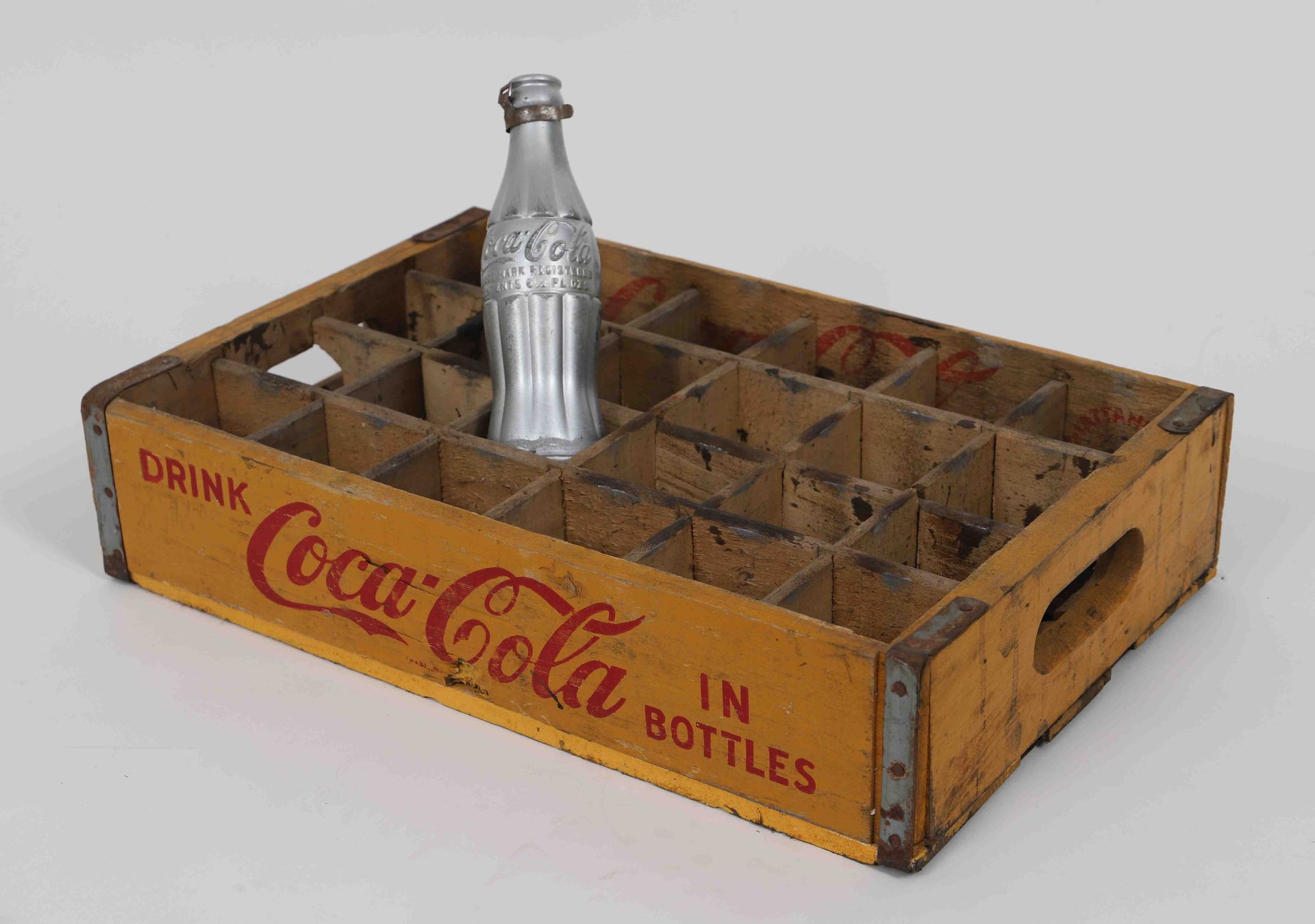 Null 安迪-沃霍尔（1928-1987）之后 
"你在" - 1966 / 1967年 
可口可乐瓶上的气溶胶颜料，伴随着原木和金属的可口可乐盒。 
Lou&hellip;