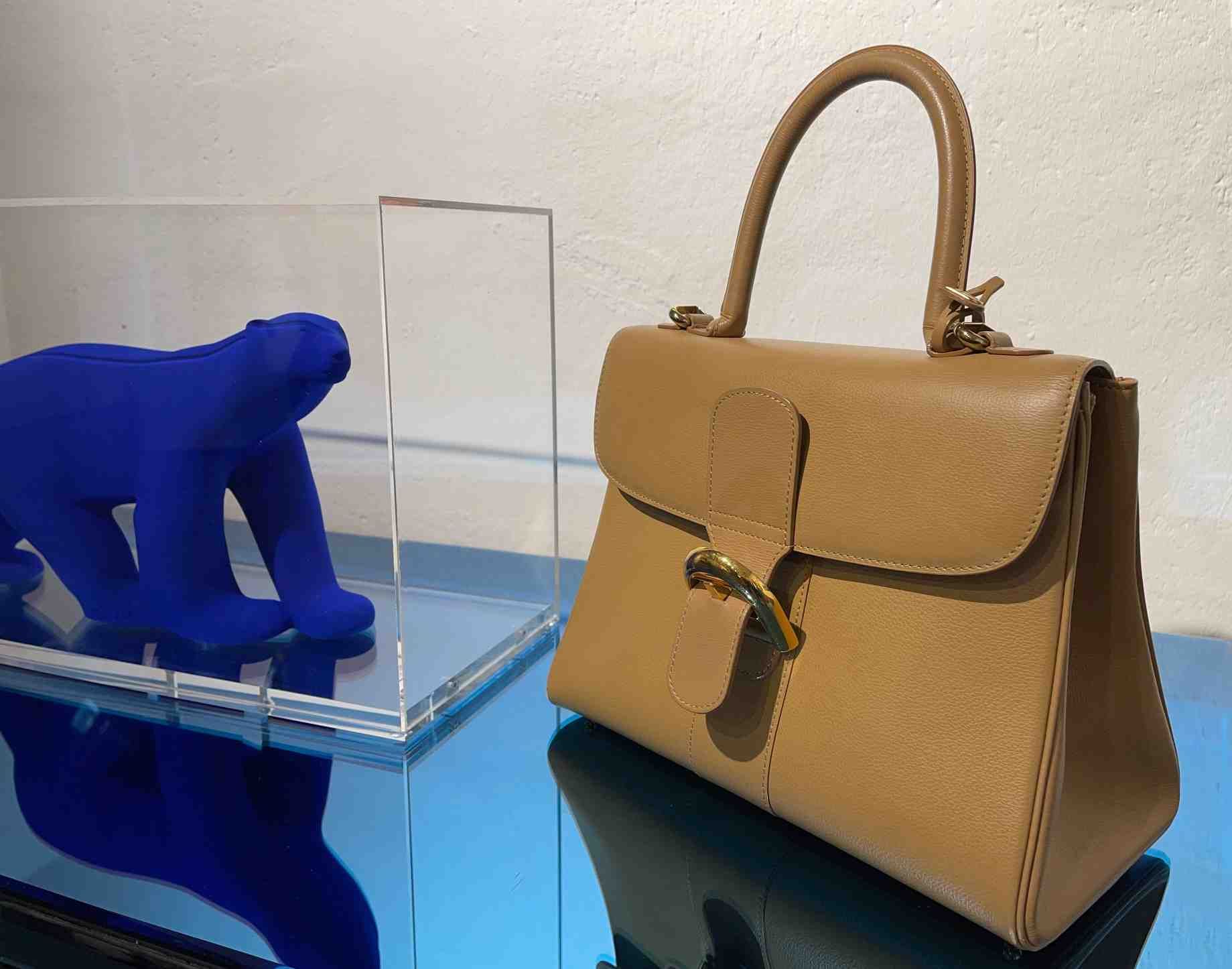 Null Handtasche Delvaux 
Modell "brillant" Sahara 
Aus beigem Leder mit goldener&hellip;
