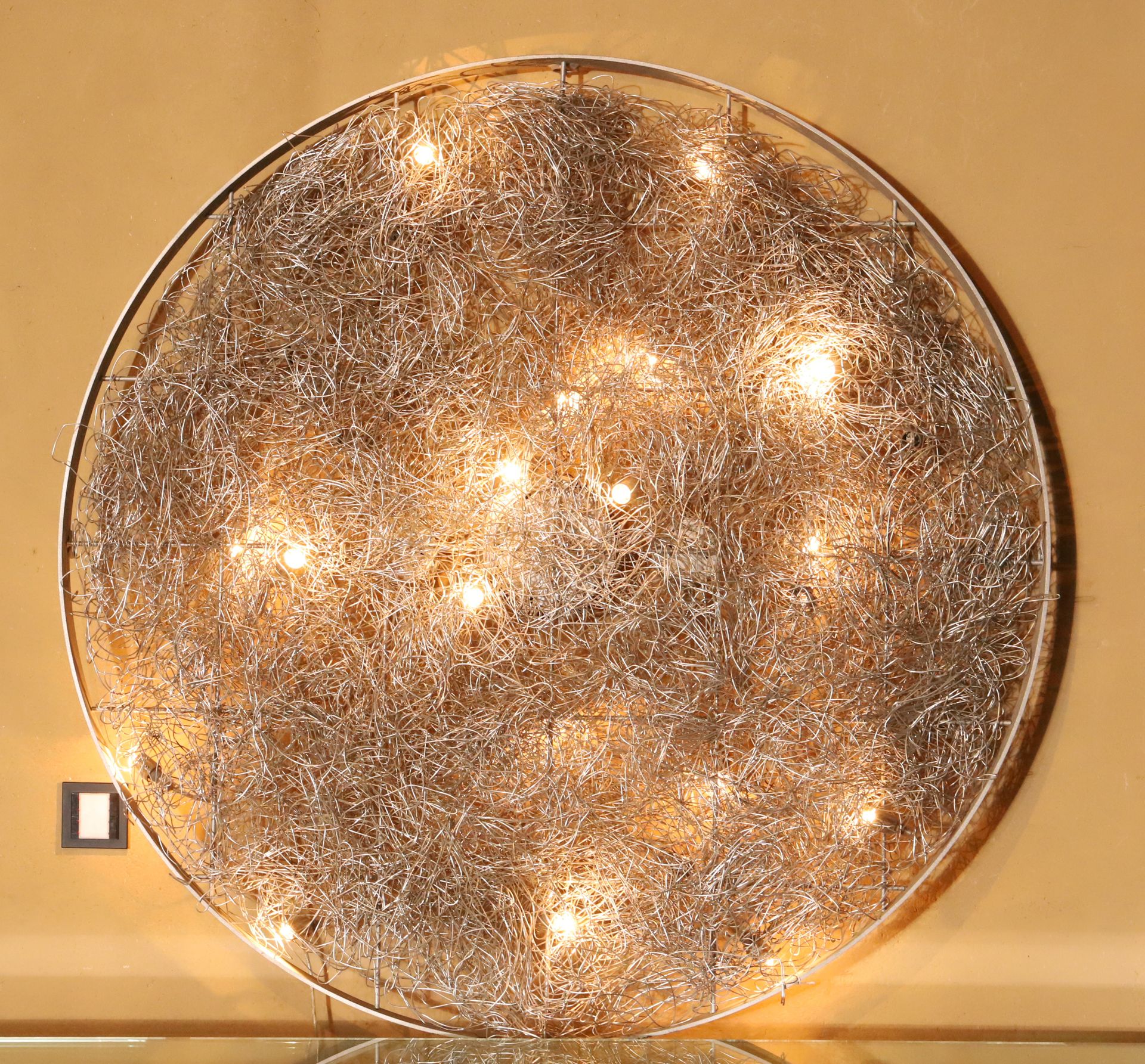 Null Aplique luminoso 
Fabricado en acero de forma circular, formando un nido 
D&hellip;
