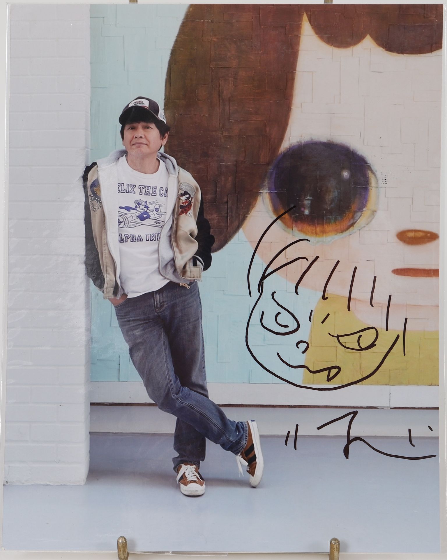 Null 奈良美智（生于1959年）之后 
亲笔签名的照片 
戴着毛笔画 
日本大创公司 
尺寸：高：25；宽：21厘米