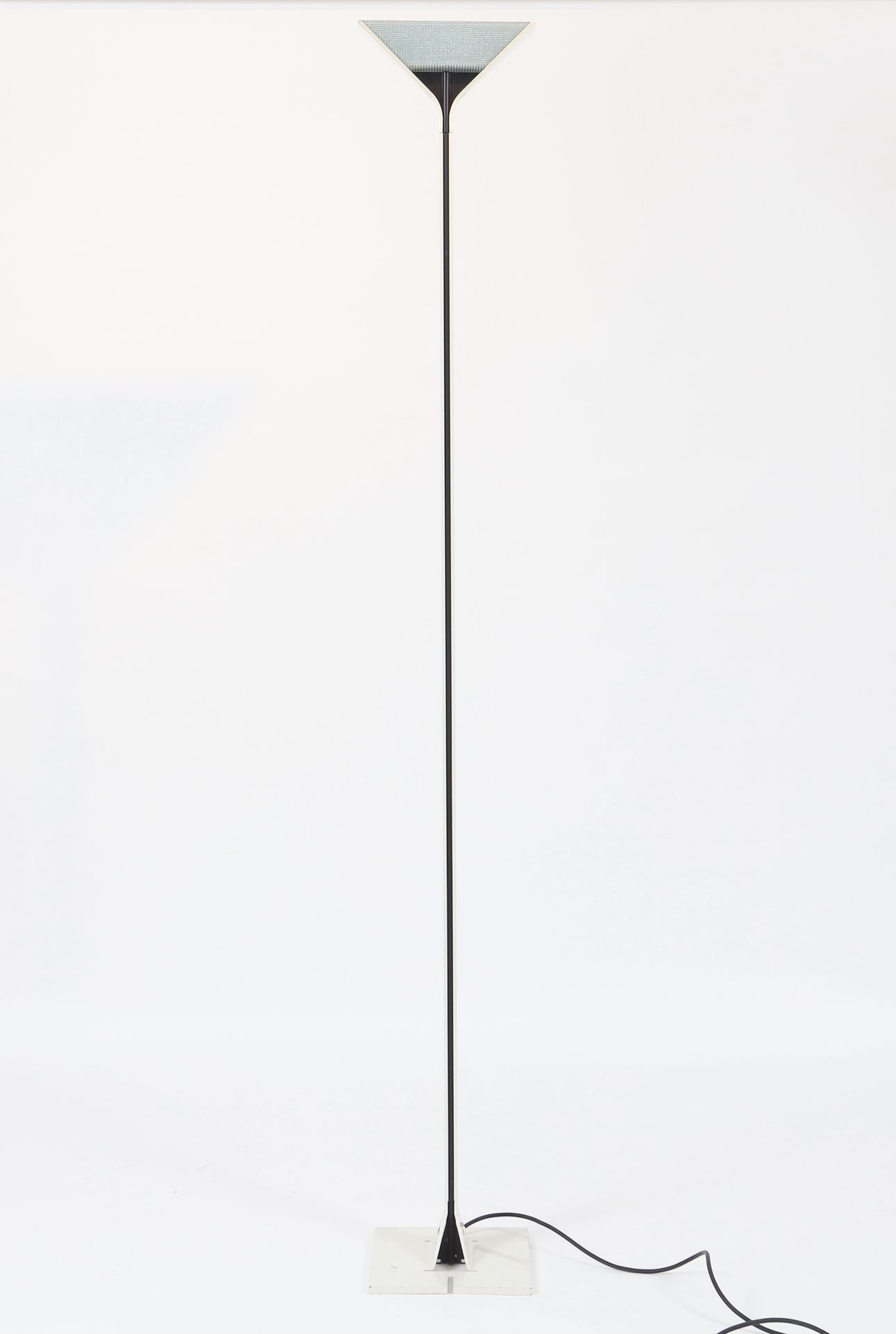 Null 由Afra & Tobia Scarpa为Flos设计的复古Papillona落地灯，1970年代 
白色漆面金属，灯头的前后两端由棱镜玻璃板封闭，可&hellip;