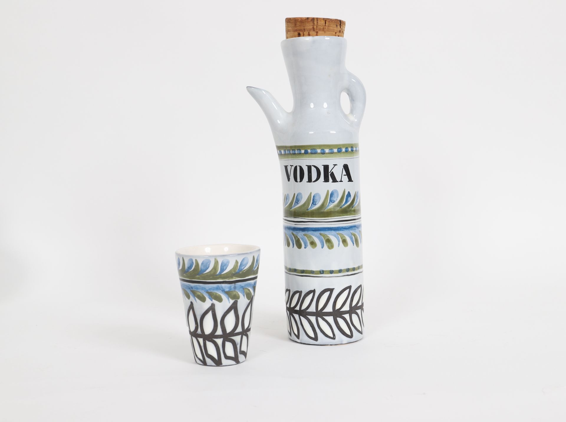 Null 罗杰-卡普隆(1922-2006) - 瓦洛里 
由一个伏特加酒壶和一个玻璃杯组成的套装 
20世纪时期 
颈部有小缺口 
尺寸： 
咖啡壶：高：32&hellip;