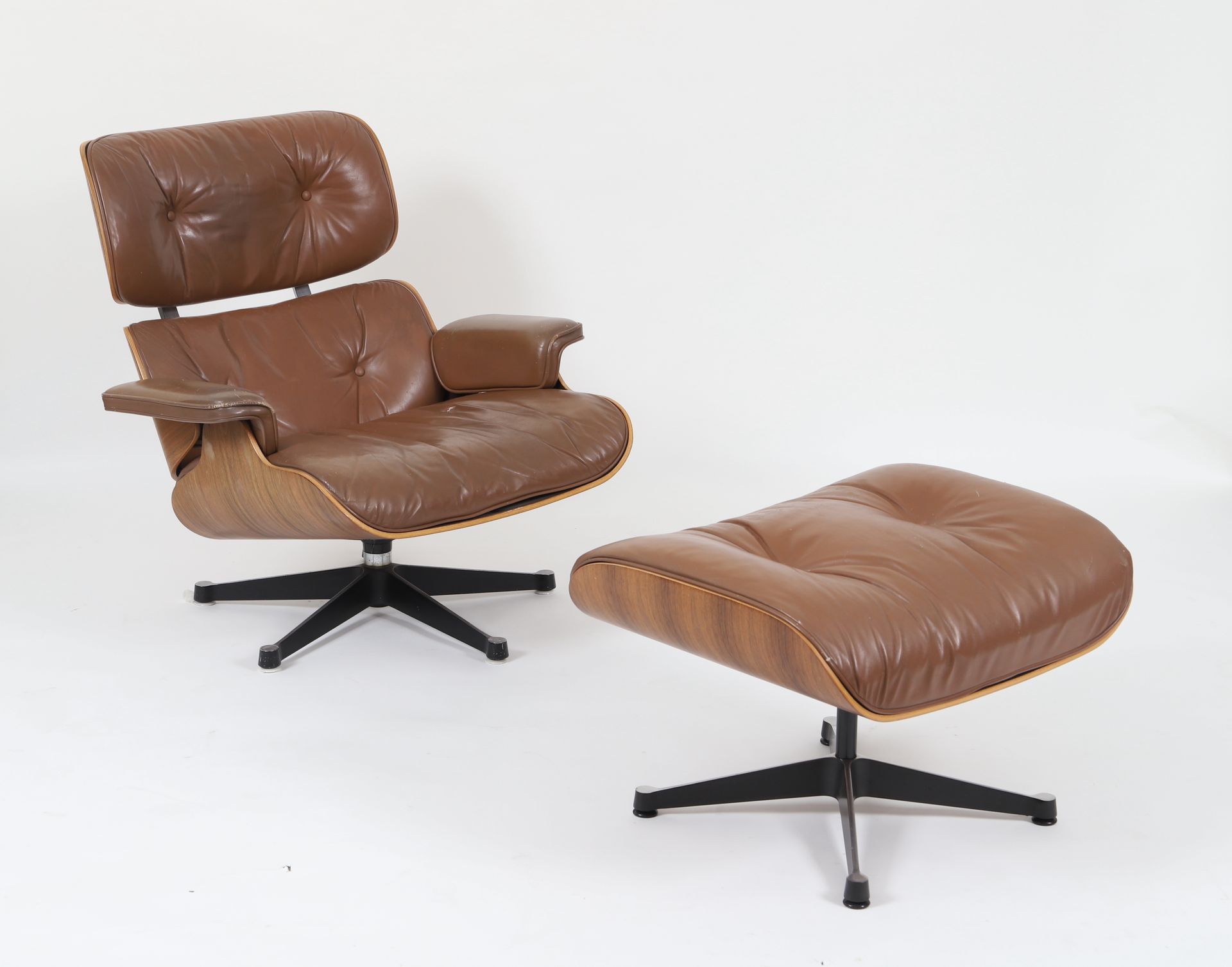 Null 休息椅和沙发 - 查尔斯和雷-伊姆斯 
第1版Hermann Miller 
原始模型，约1950年 
皮革扶手椅和它的长椅 
使用状况 
尺寸： 
&hellip;