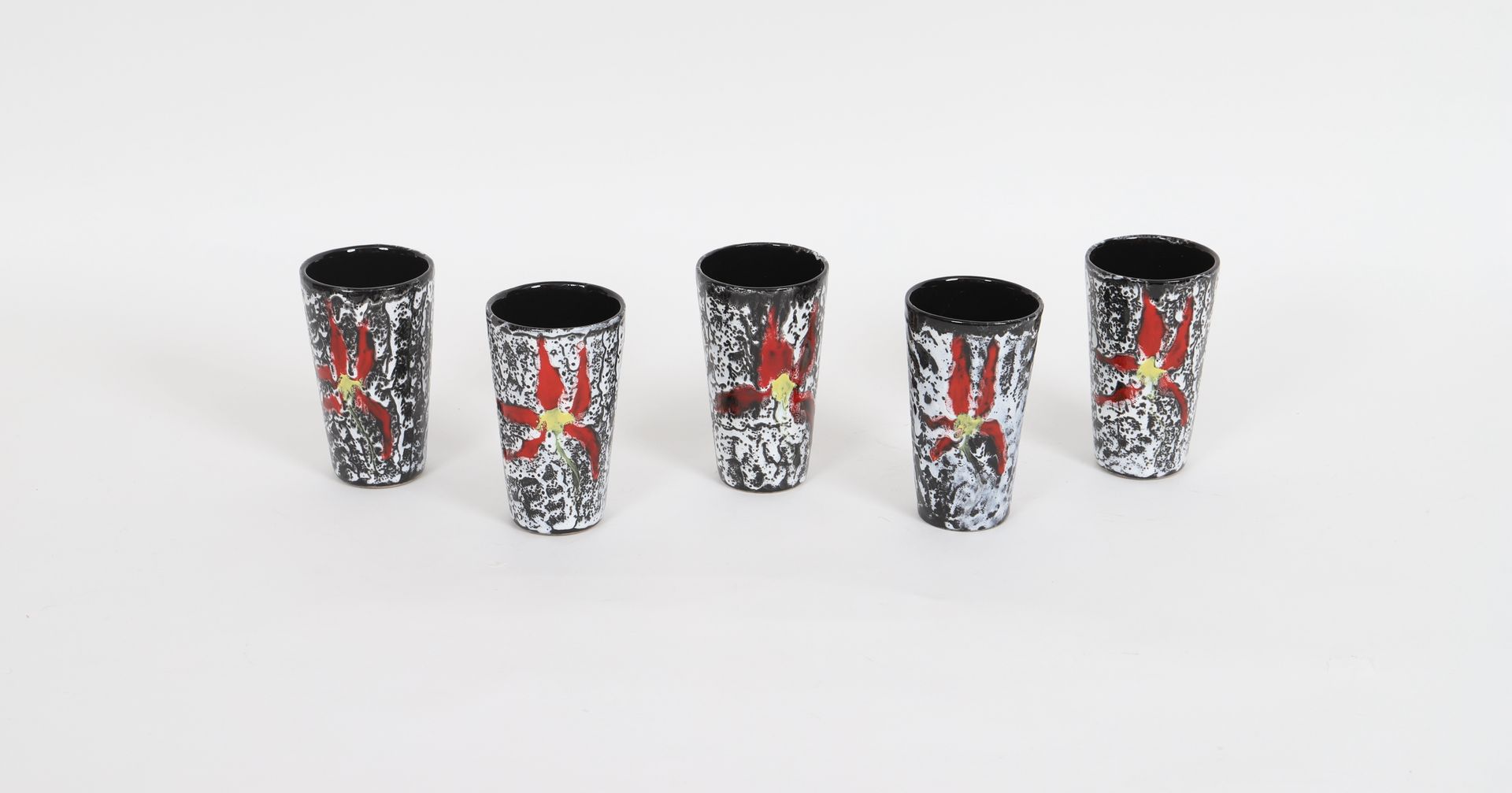 Null Vallauris 
Set von 5 Gläsern aus glasierter Keramik mit Blumendekor. 
Epoch&hellip;