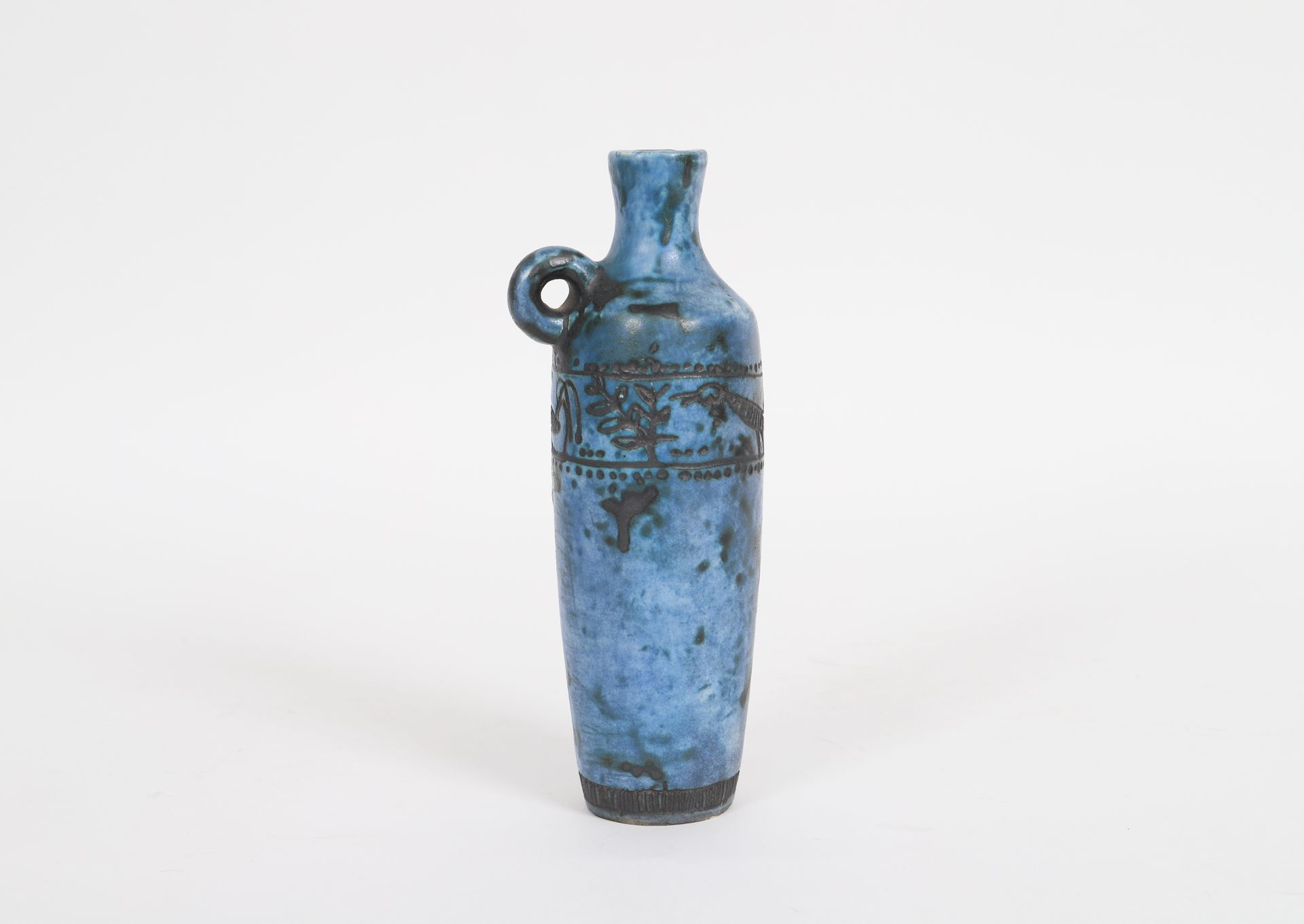 Null 雅克-布林 (1920-1995) 
釉面陶瓷双耳花瓶，刻有动物和花朵的装饰 
底座下有签名 
20世纪时期 
尺寸：高：20,5厘米