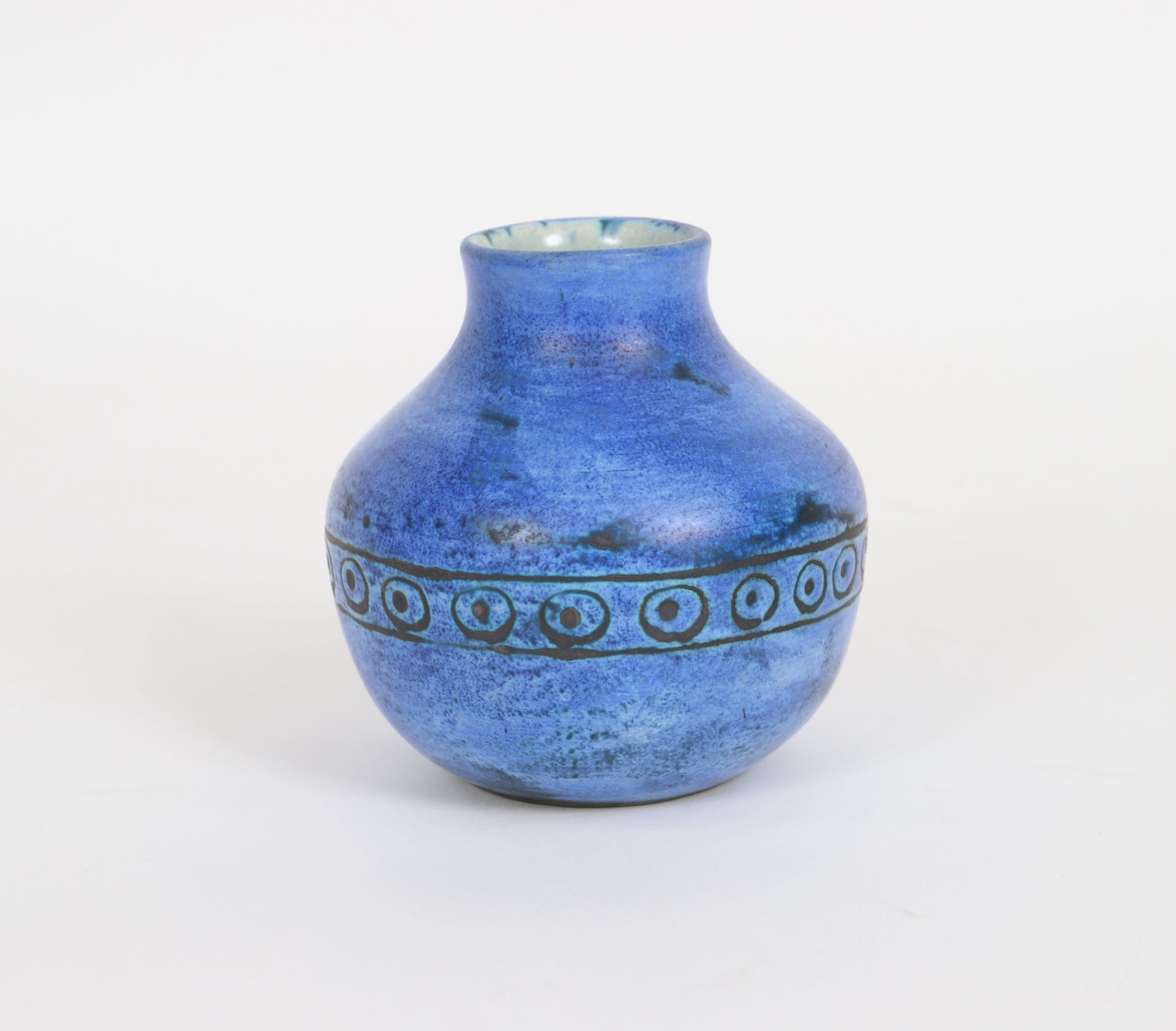 Null 雅克-布林 (1920-1995) 
釉面陶瓷小花瓶 
底座下有签名 
20世纪时期 
尺寸：高：10厘米