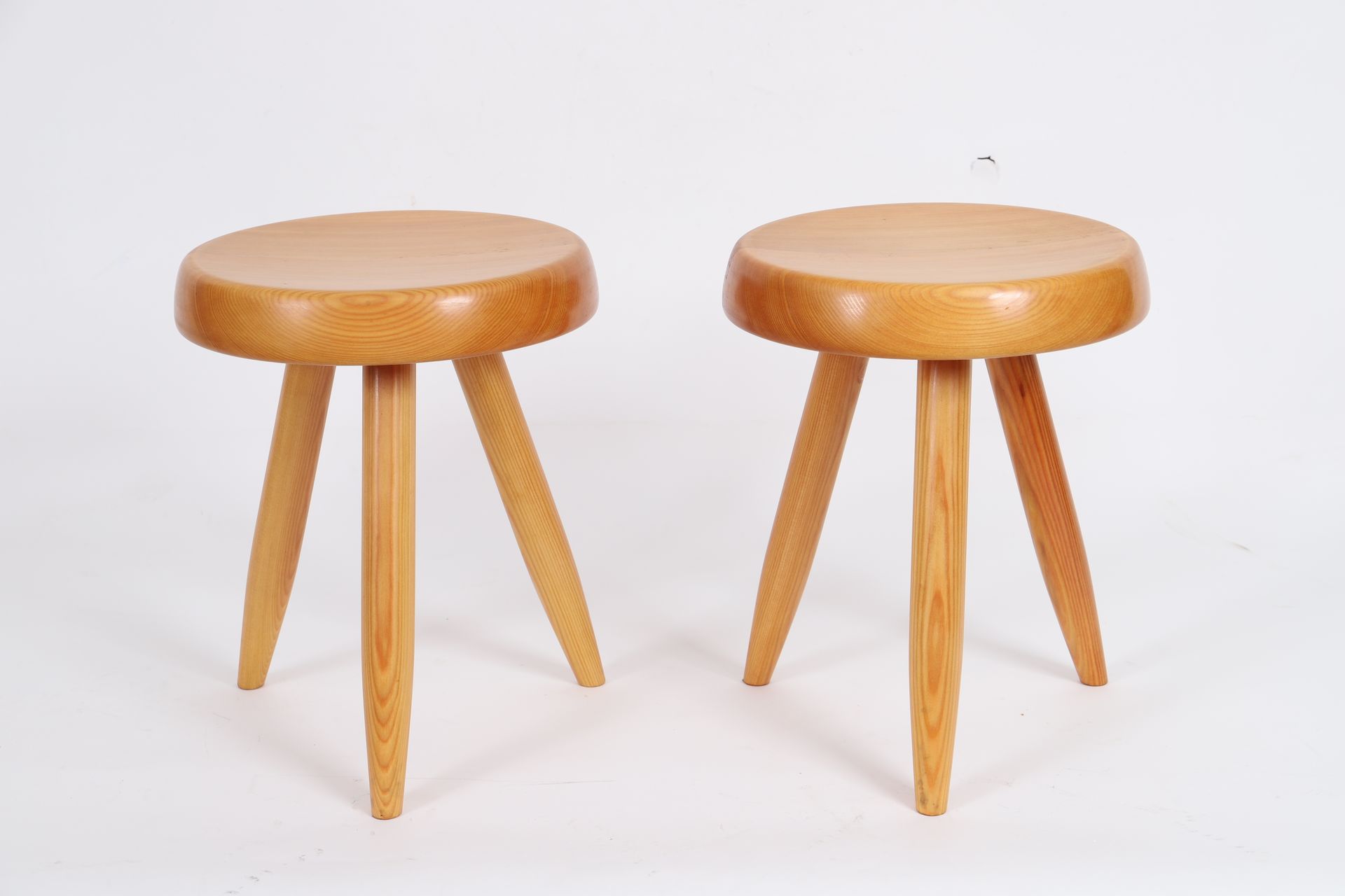 Null 夏洛特-佩里昂（1903-1999）风格的凳子 
法国建筑师和设计师 
一套两把落叶松凳子，带翻转的三脚架腿，由夏洛特-佩里昂设计的 "Berger"&hellip;