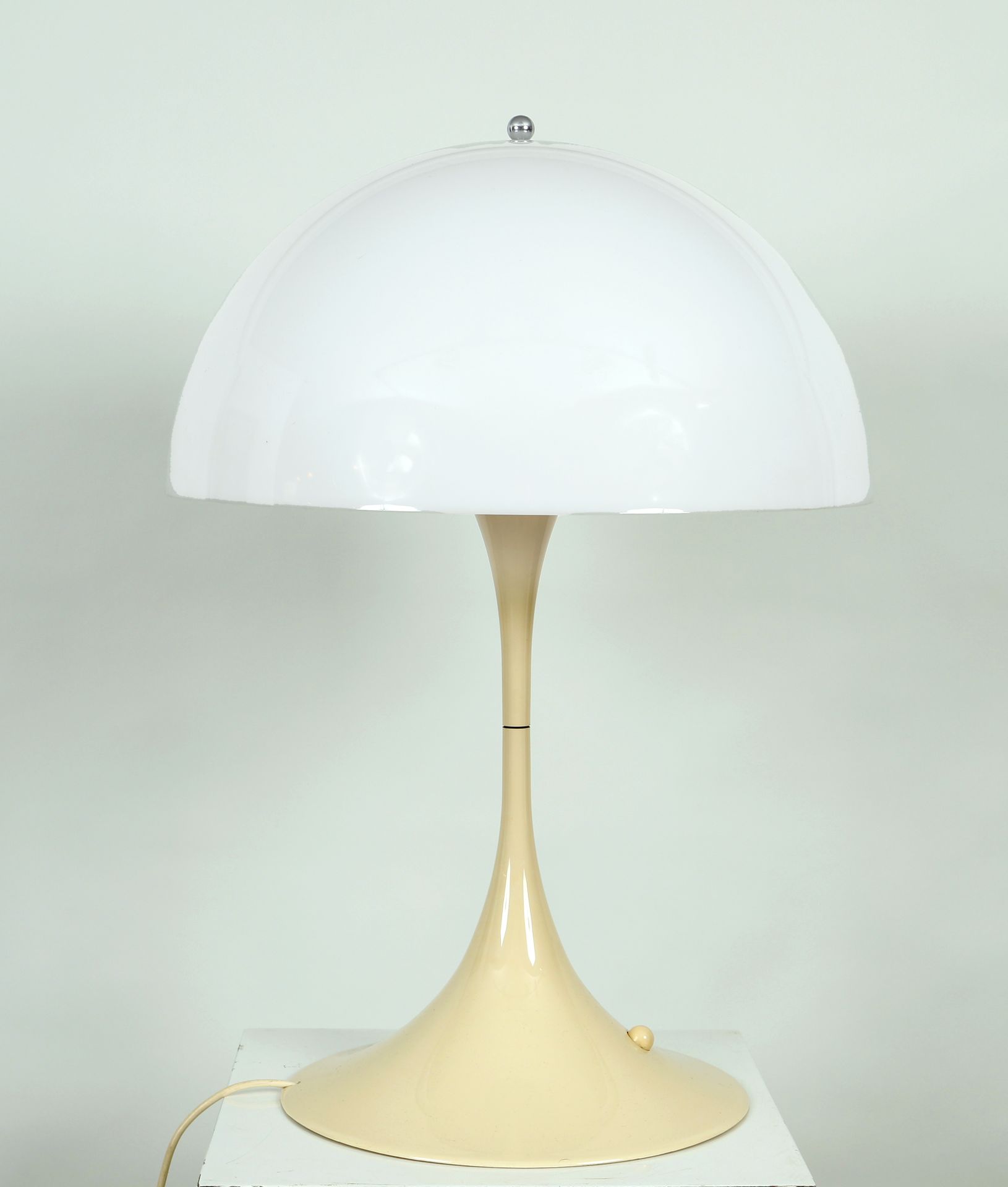 Null Verner Panton (1926 - 1998) Vintage lamp "Panthella". 
Large desk lamp by V&hellip;