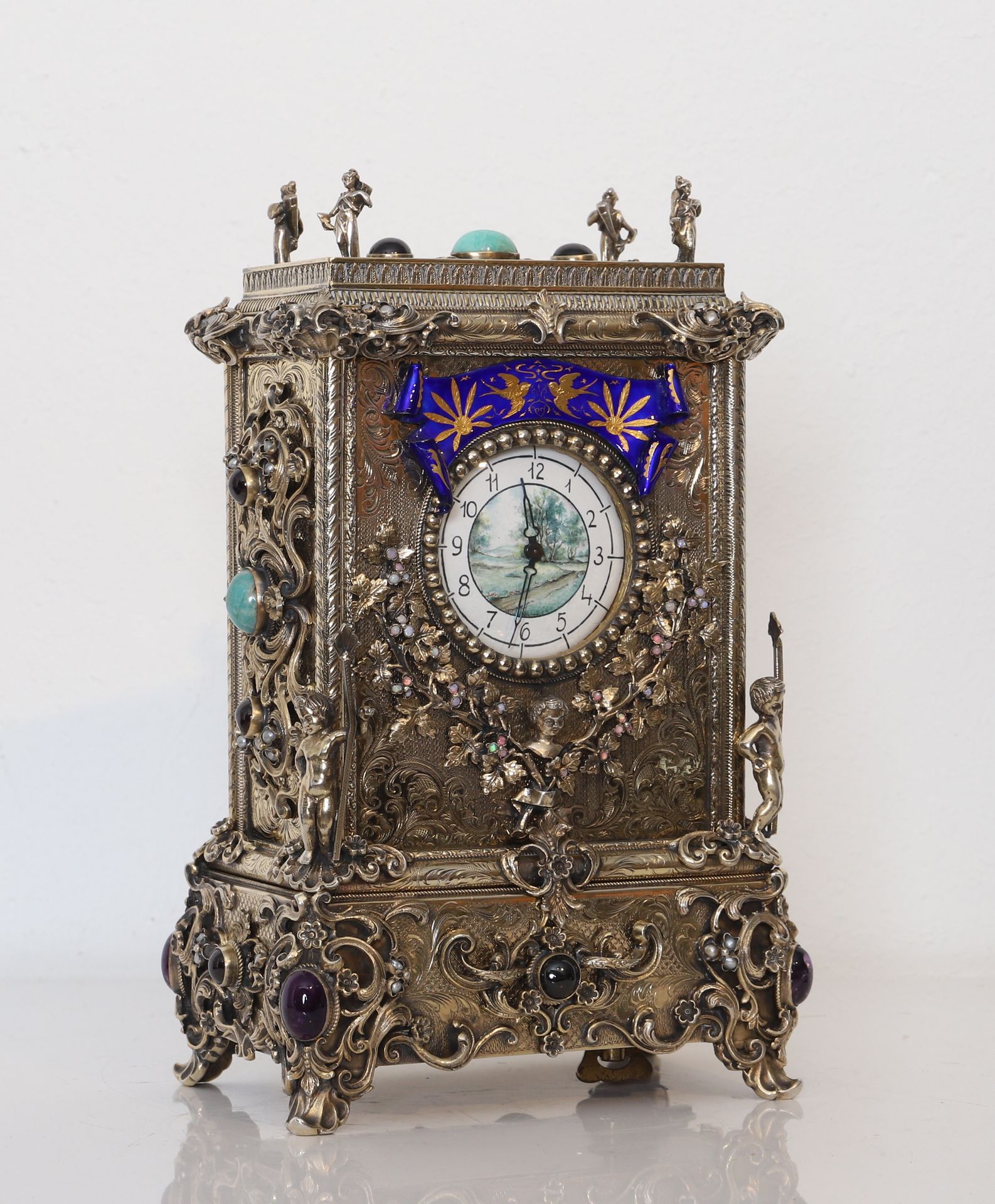 Null 时钟 - 维也纳 19 世纪
镶嵌紫水晶、蛋白石和乳白石榴石的镀金座钟，内置音乐盒。 
珐琅表盘中央是一幅乡村风景画，周围是显示小时的阿拉伯数字。
如&hellip;