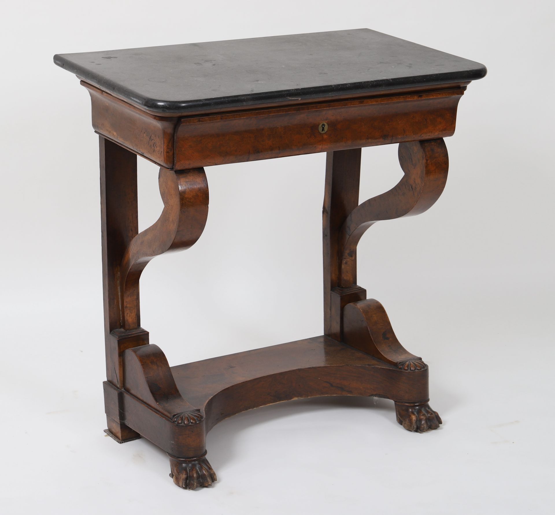 Null 查理十世游戏桌 
桃花心木和桃花心木饰面，大理石桌面，腰部有一个抽屉。它的前面是控制台形的立柱，后面是笔直的立柱，靠在基座上。
十九世纪
修复和保养
&hellip;
