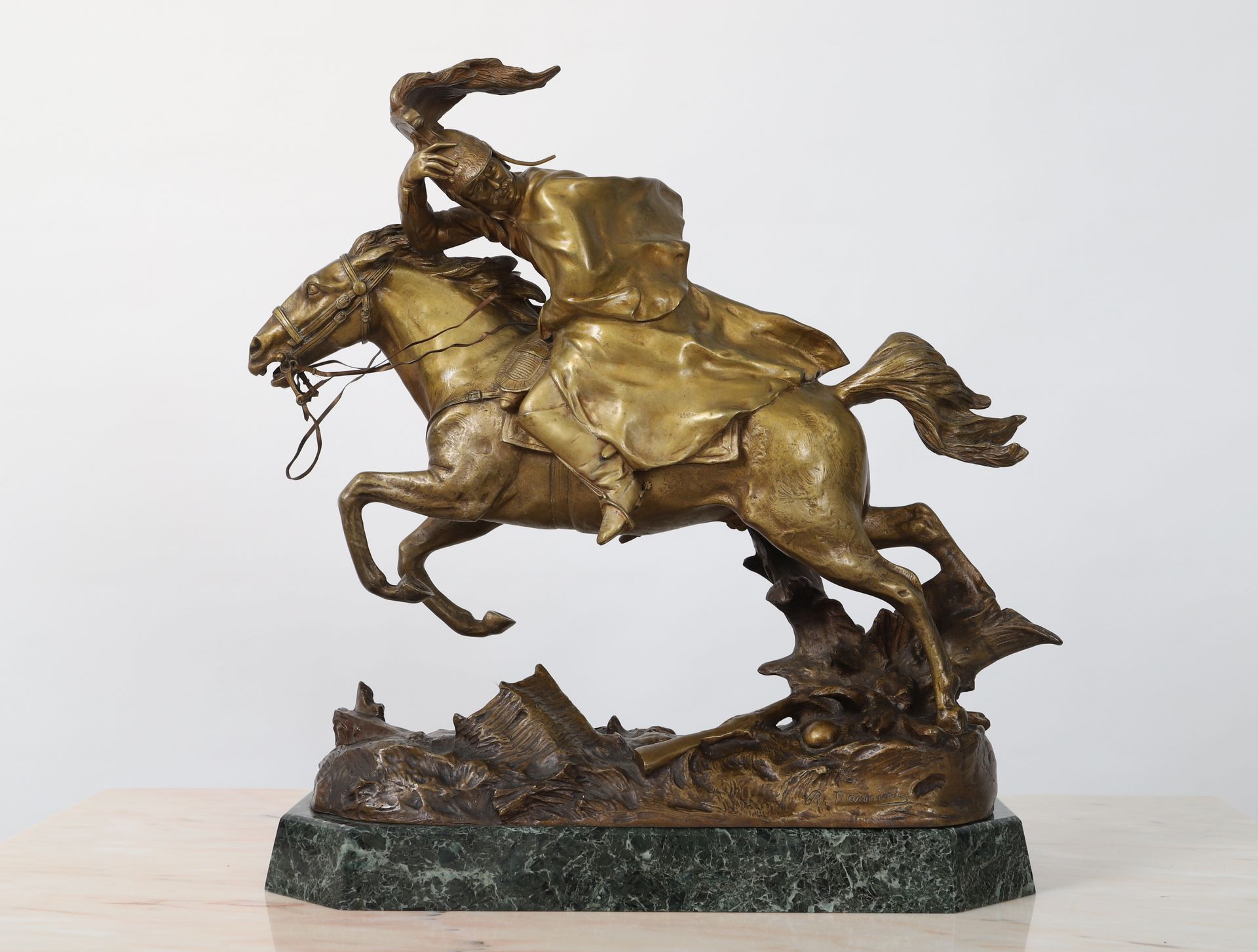 Null Raphaël NANNINI 
"Hussard à cheval" 
Bronze à patine mordorée, reposant sur&hellip;