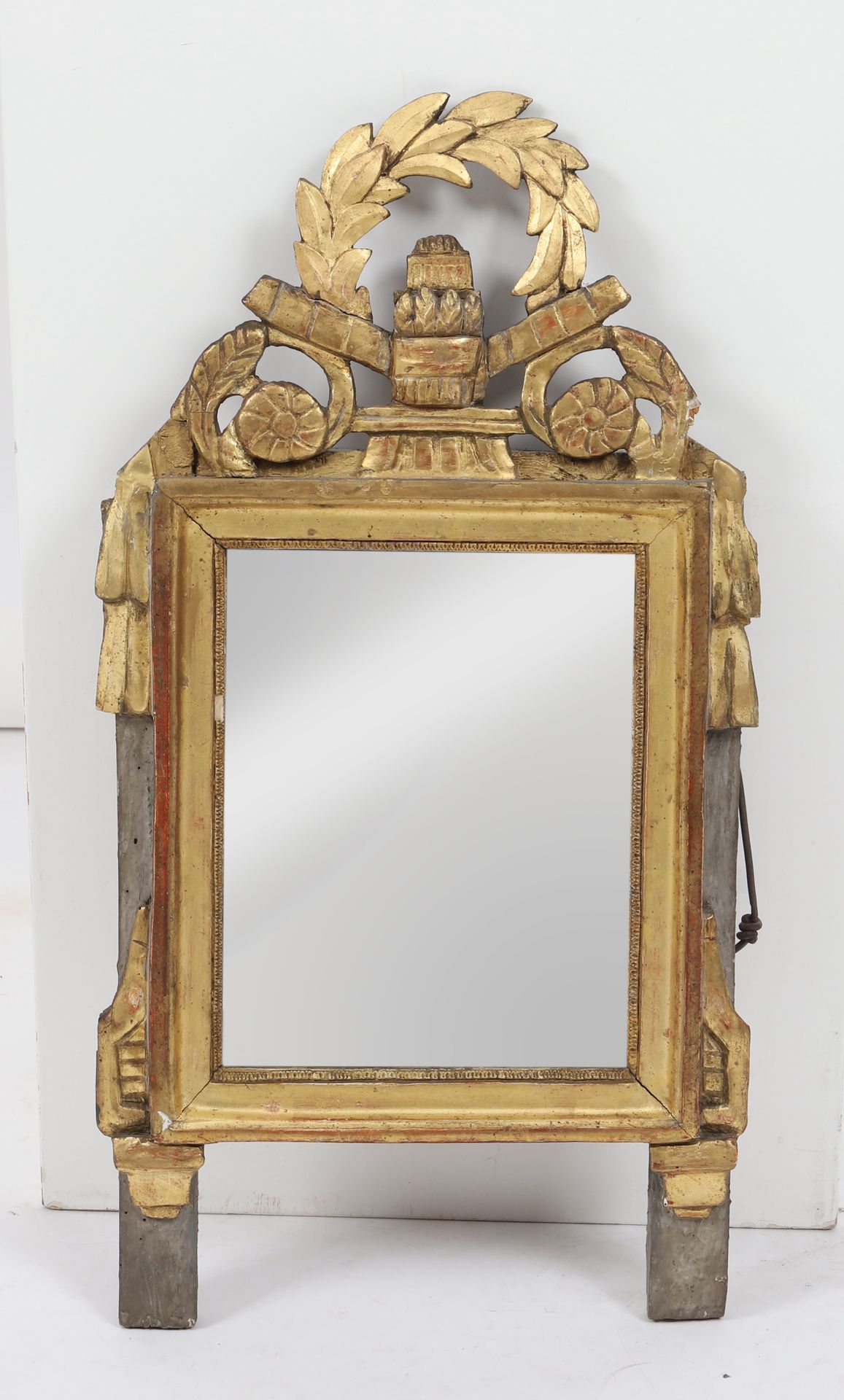 Null Miroir Louis XVI
Petit miroir en bois doré, fronton en bois doré ajouré à d&hellip;