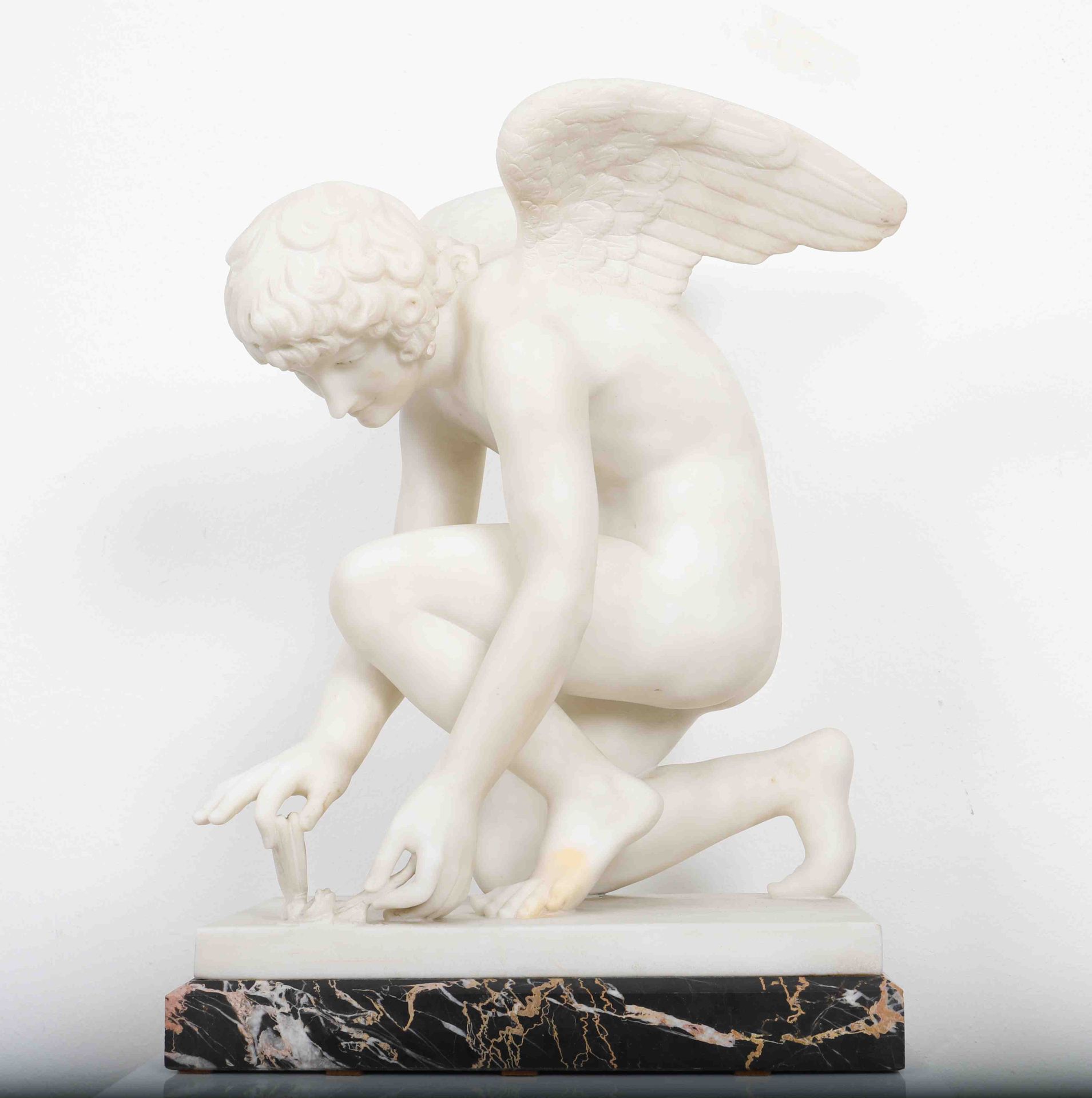 Null 安托万-德尼-肖代（1763-1810 年）的 "L'amour au papillon "模型
卡拉拉大理石雕塑，波托尔大理石底座
因使用和维护而修&hellip;