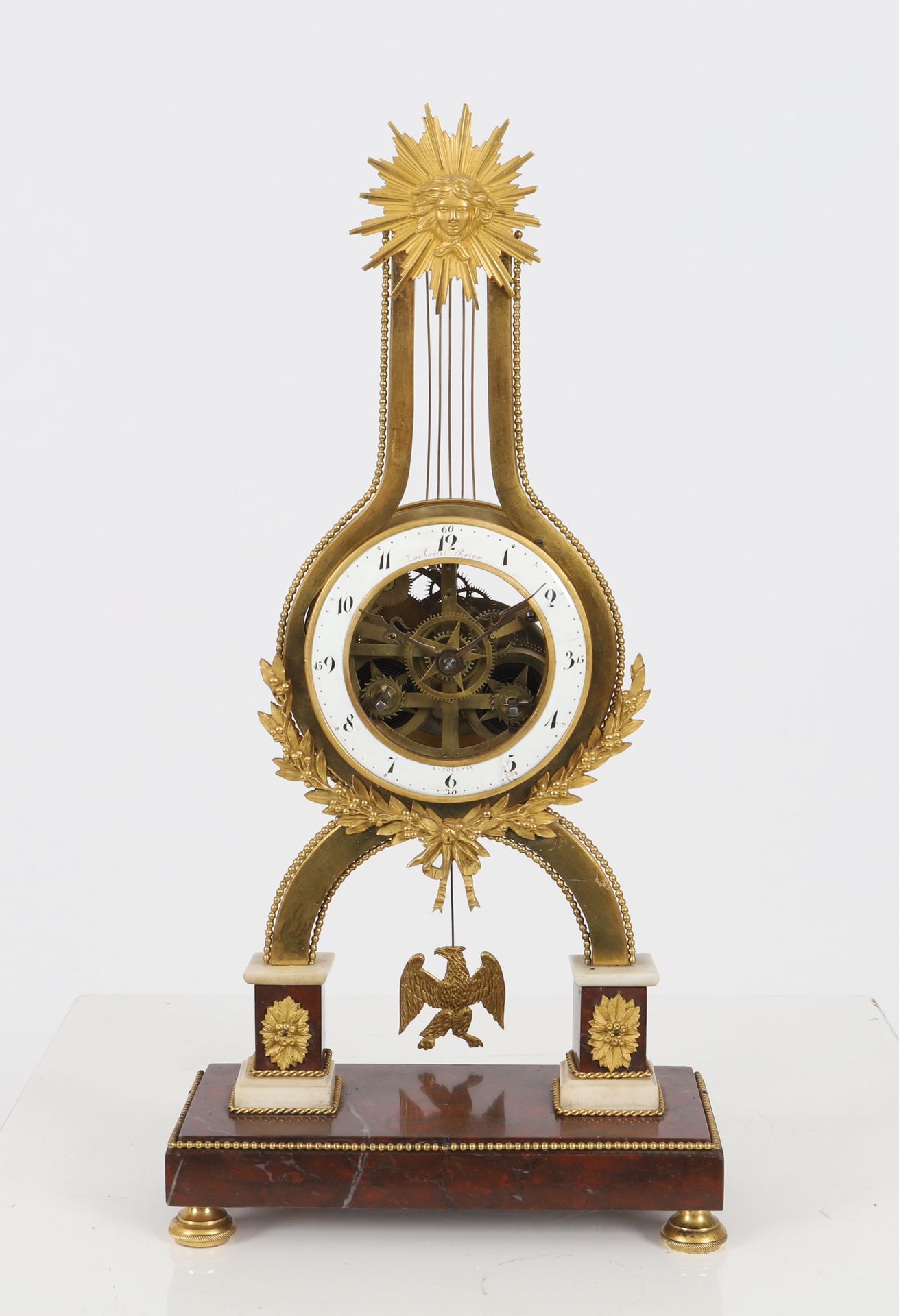 Null 镂空钟 - 路易十六
琴琴形镀金青铜钟，顶端是阿波罗太阳纹框架。
表盘上饰有精美的树叶装饰，并配有白色珐琅章环和阿拉伯数字时标，署名为 "Zachar&hellip;