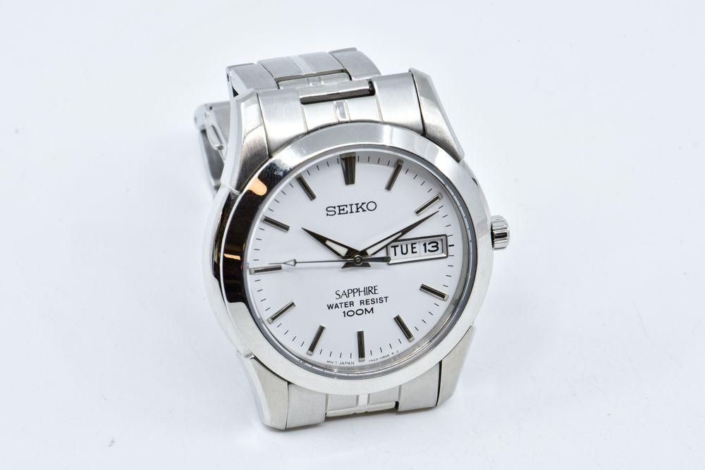 SEIKO Ref. 420119 No. 7N43-0AR0 Men's wristwatch in steel. Round case.  White dial with applied hour markers, central second hand and date window  at 3 o'clock. Quartz movement. Steel bracelet with folding