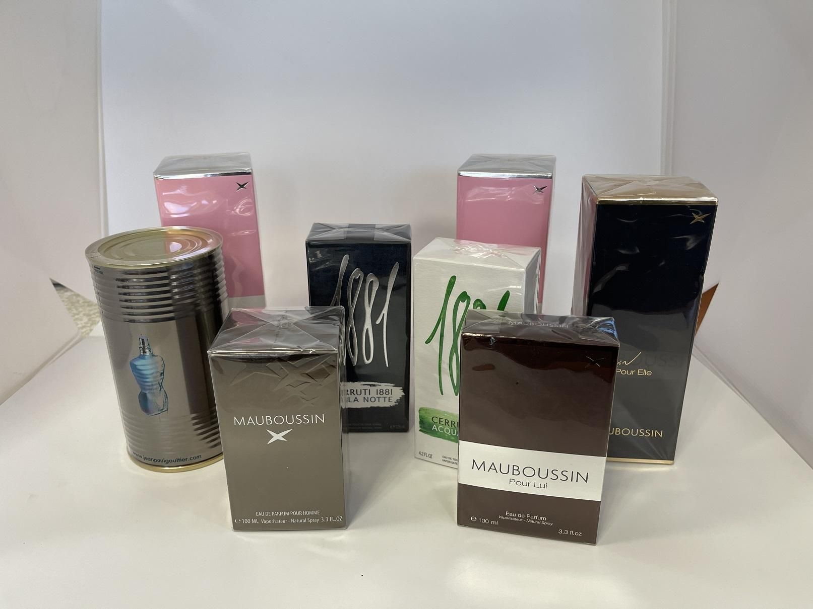 Null 
	Un lot de parfums comprenant : 

 
	 - 2 eaux de parfum MAUBOUSSIN Rose p&hellip;