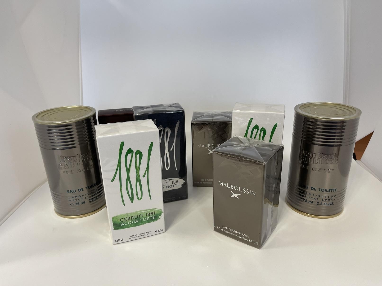 Null 
	Un lot de parfums pour homme comprenant : 

	 - 2 eaux de toilette CERRUT&hellip;