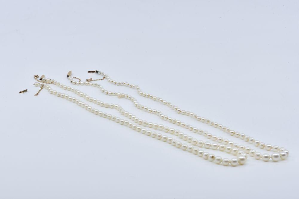 Null 
	两条由107颗和96颗养殖珍珠组成的项链，棘轮扣，安全链，其中一颗断裂。

 18K黄金，750/°°

毛重：25.55克。

长度：51厘米。&hellip;