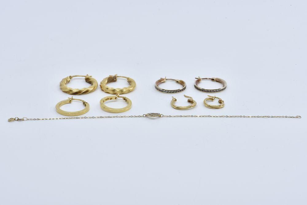 Null 
	Two pairs of hoop earrings.

18K yellow gold, 750/°°°

Weight : 3,76 g. 
&hellip;