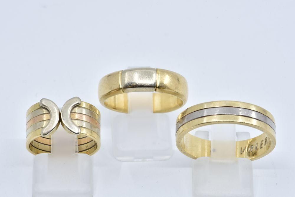 Null 
三色金戒指，两个双色金戒指。

猫头鹰印记。

黄金，白金，玫瑰金，18K，750/°°

重量：26.01克。

内径：53，70，62

宽度：&hellip;
