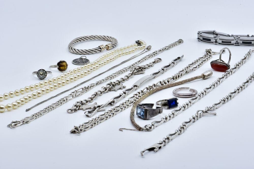 Null 
[


手镯，链子，手链，幻想珍珠项链。

银，800/°°

幻想珍珠项链单独重量：18.59克。

总毛重 : 106,80 g.


碎片。
&hellip;