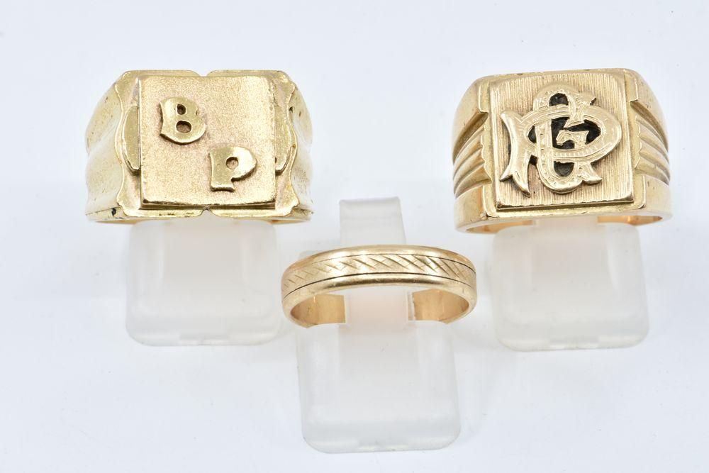 Null 
	Two signet rings, one ring.

Eagle hallmark.

18K yellow gold, 750/°°°

G&hellip;