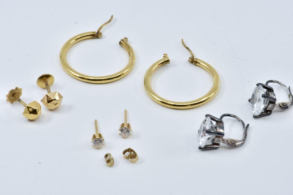 Null 
	一对耳环和两对耳钉，其中一对镶有白色宝石。

18K黄金，750/°°

毛重：3.42克。

小意外。


一对镶有白色宝石的dormeuses&hellip;