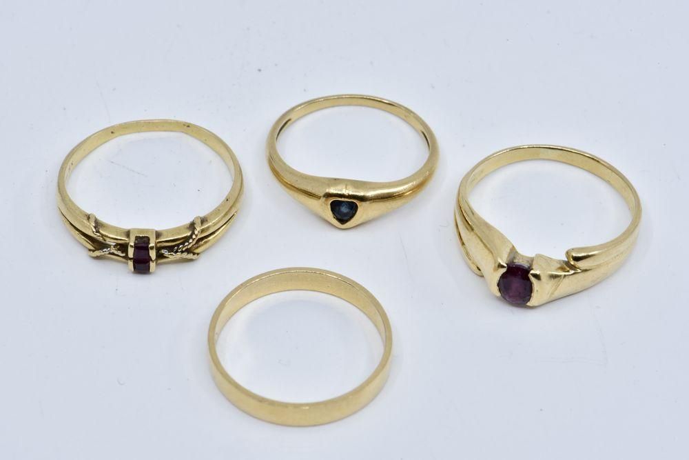 Null 
	三个戒指，两个有红色石头，一个有蓝色石头。附有一枚戒指。

18K黄金，750/°°

毛重：10.82克。

T.D.D.：57，57，53，5&hellip;