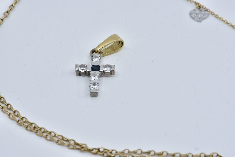 Null 
	Chaîne et pendentif en forme de croix ornée de pierres blanches.

Poinçon&hellip;