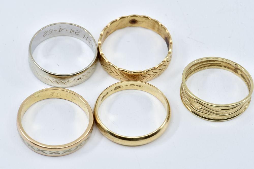 Null 
	Quattro anelli, alcuni incisi.

Marchio dell'aquila.

18K, oro giallo 750&hellip;
