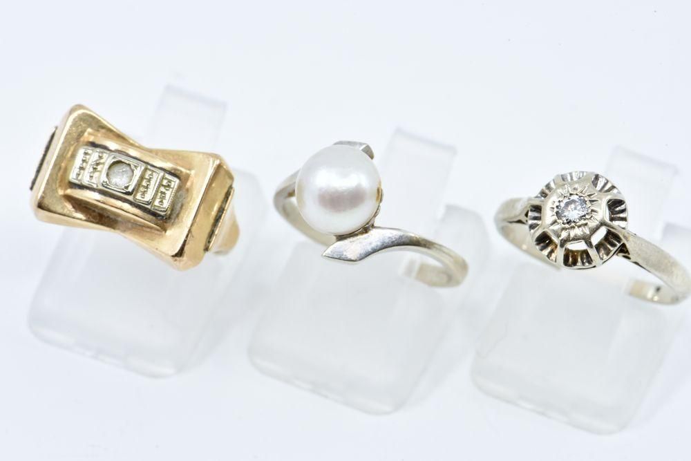 Null 
 

 镶有约0.07克拉明亮式切割钻石的戒指。

 镶有白色宝石的小坦克戒指。

 18K白金和黄金，750/°°

 总重量：9.83克。

 &hellip;