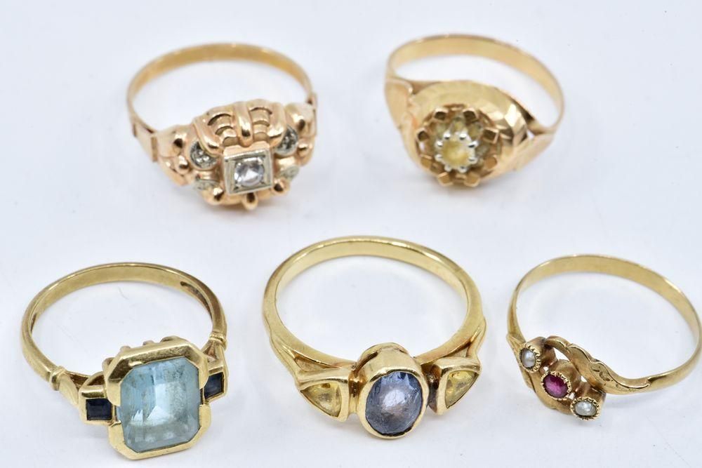 Null 
	

镶有红色宝石的小戒指，位于两颗养殖珍珠之间，有Tête de Cheval标志。

镶有椭圆形蓝色宝石的戒指，位于两颗黄色宝石之间。

两枚镶&hellip;