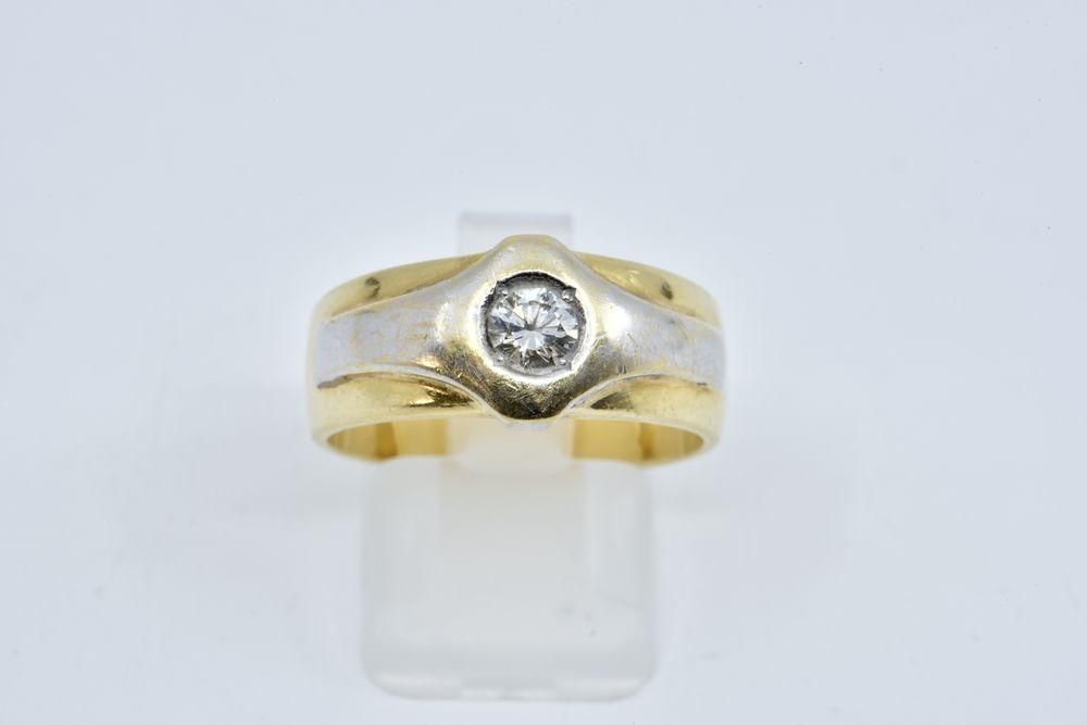 Null 
	 双色金戒指上镶嵌着一颗明亮型切割钻石，平尺约重0.33克拉。

猫头鹰标志。

18K黄金，750/°°

毛重：11.2克。

T.D.D.：&hellip;