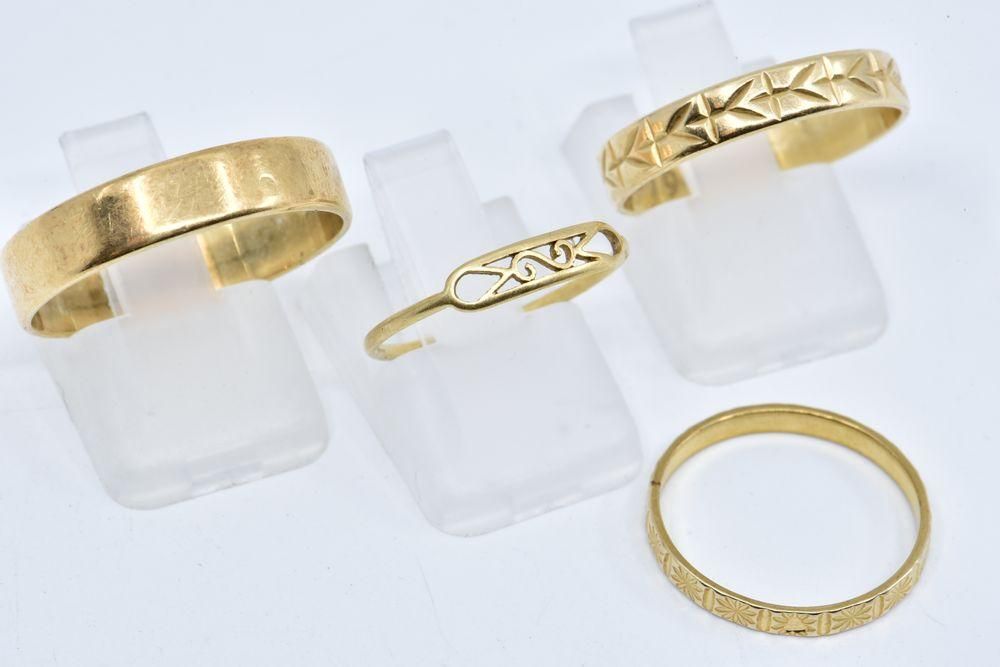 Null 
	 Two rings and a small ring.

18K yellow gold, 750/°°°

Weight: 8.33 g. 
&hellip;