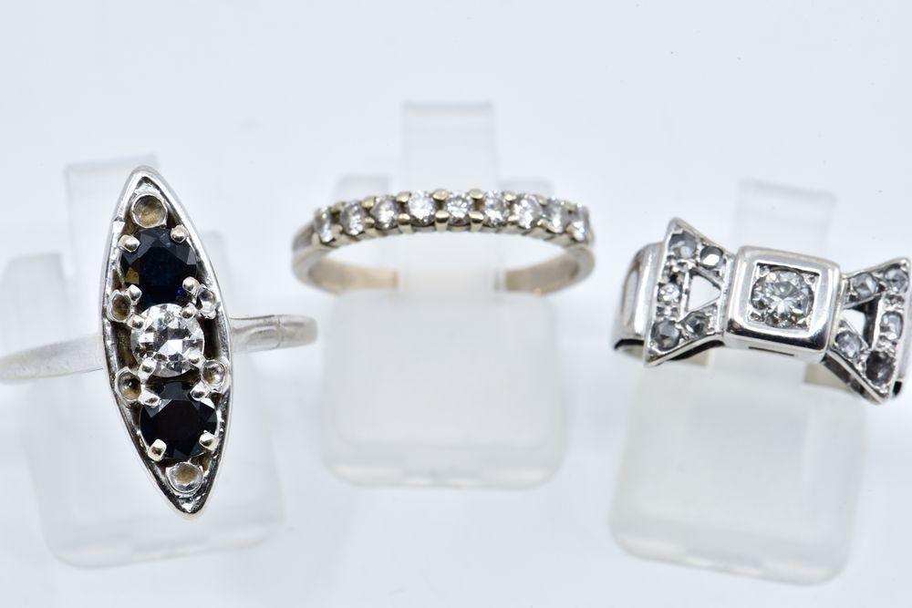 Null 
	Demi-alliance américaine sertie de neuf diamants de taille brillant, poin&hellip;