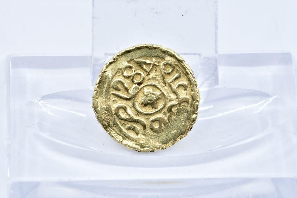 Null 
	 带有数字1284的硬币。

 18K金，750/°°

 重量：3.34克。

 直径：约17毫米。

 磨损，变形。

 由AGRASC发行。&hellip;