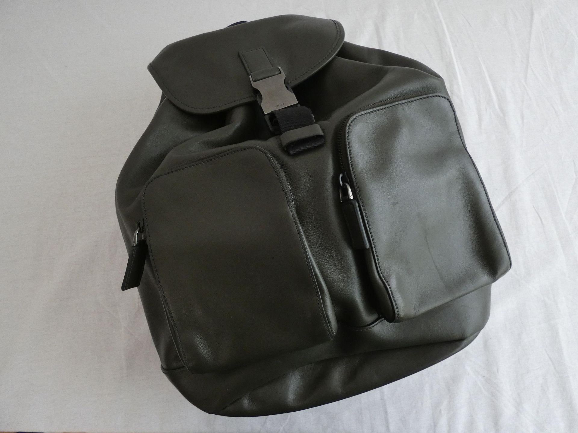 Null 
	PRADA

Backpack 33cm in olive calf, closure by a sliding link, clip on to&hellip;