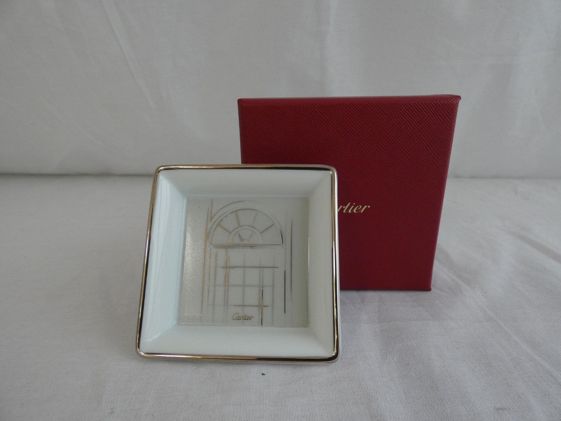 Null 
	CARTIER

Guest ashtray in porcelain. Original box.

Property given by the&hellip;