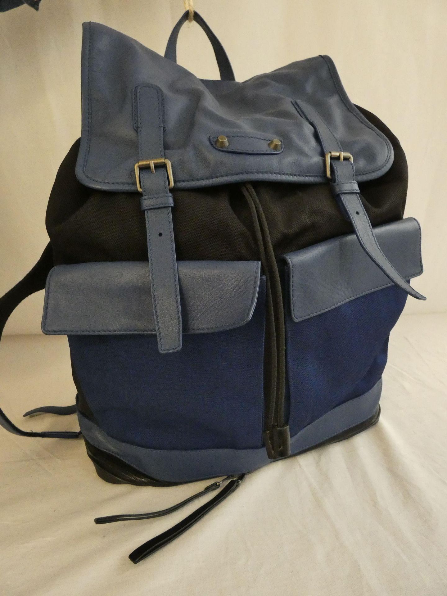 Null 
	BALENCIAGA

"旅行者 "背包，35厘米，黑色、蓝色和彩色小羊皮技术面料，手柄，翻盖上的皮带扣，带翻盖的外袋，拉链底座，可调节背带。

&hellip;